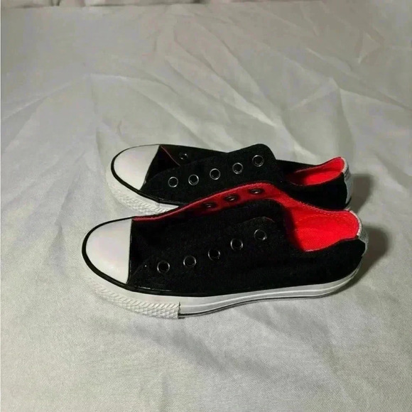 Kids size 11 converse shoes, #I337 - Picture 1 of 6